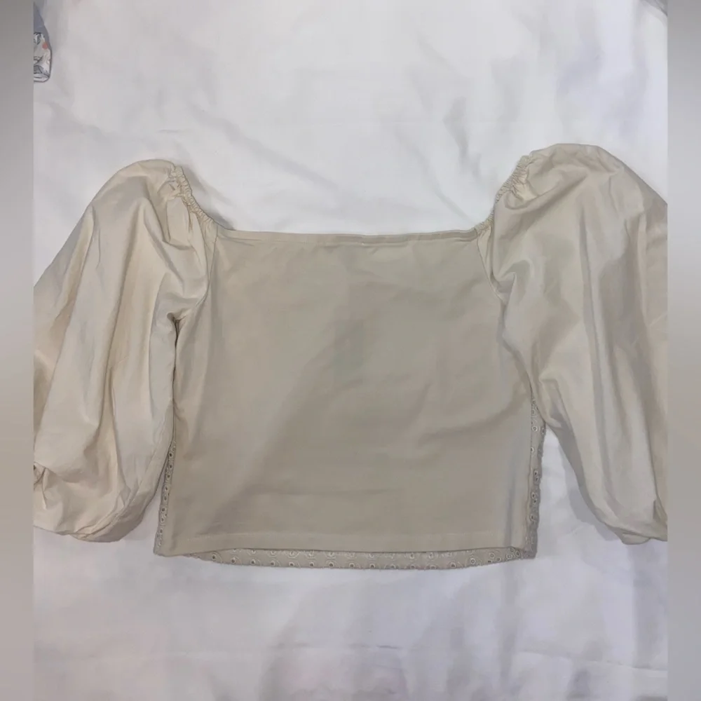 🦢 Express Eyelet Puff Sleeve Top 🦢 - Picture 9 of 10